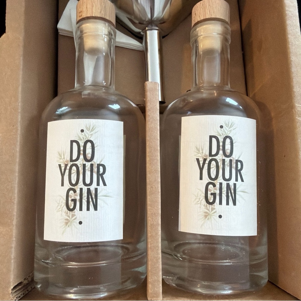 DO YOUR GIN I DIY Gin-Making
Infusion Kit | Cocktail Kit |
Bartender Gift Basket - Picture 2 of 9